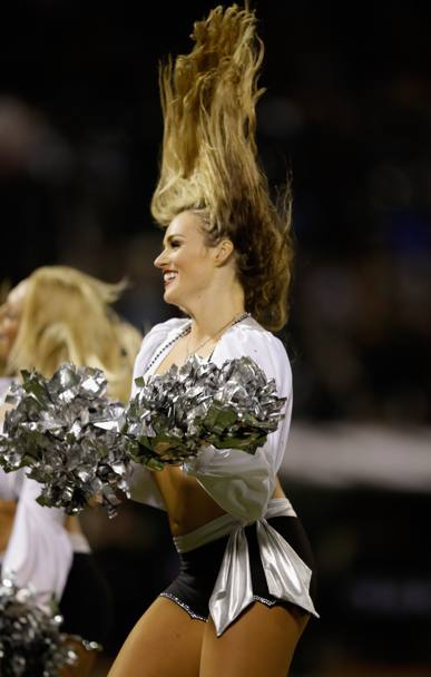 Una cheerleader degli Oakland Raiders durante l&#39;incontro contro i Seattle Seahawks (Ezra Shaw/Getty Images/Afp)